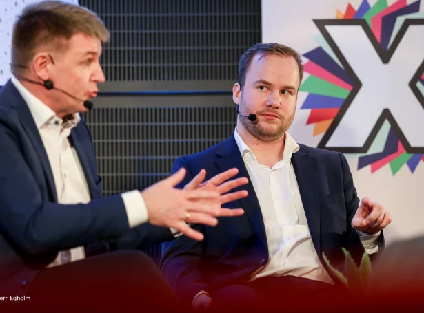 Aksel V. Johannesen, løgmaður, og bróðursonurin Beinir Johannesen. Hóast undirtøkan hjá Fólkaflokkinum er minkandi í veljarakanningunum, stendur flokkurin framvegis at standa eftir sum stóri vinnarin av løgtingsvalinum hósdagin (Mynd: Sverri Egholm)