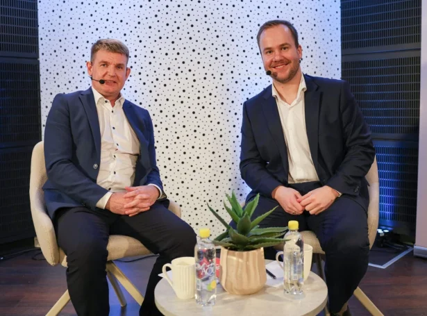 Aksel V. Johannesen og Beinir Johannesen til sending á FM1 fríggjadagin - í høvuðsstaðnum er støðan hjá flokkunum við formonnum úr Klaksvík koppað á høvið (Mynd: Sverri Egholm)