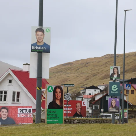 Myndir: Valplakatir áðrenn vindurin tók fleiri av teimum