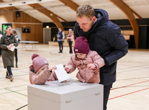 Nakrir av fyrstu veljarunum í Klaksvik (Mynd: Sverri Egholm)