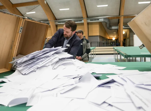 Á Hálsi var valluttøkan eitt vet hægri enn til seinasta fólktingsval, og hetta var rákið kring landið (Mynd: Sverri Egholm)