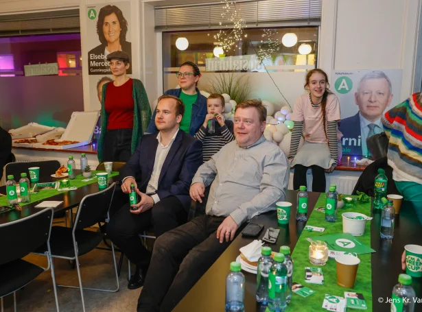 Fólkafloksfólk savnað í Havn á valkvøldinum til fólkatingsvalið. Tað er uttan fyri Havnina, at flokkurin fær flestar atkvøður (Savnsmynd: Jens Kr. Vang)