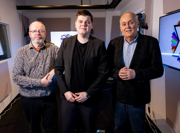 Árni Gregersen fer at stýra slagnum í rásarúminum meðan vit gjøgnum dagin frætta frá Inga Samuelsen og Agnari Prestá, sum verða staddir kring landið