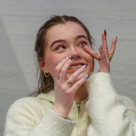 Video: Lá til klokkan trý og royndi at svara boðum