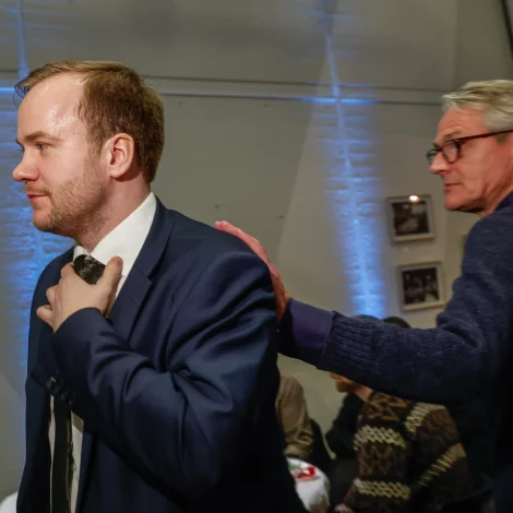 Fólkaflokkurin hølvaði hini av á sínum heimabeiti