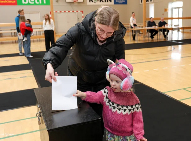 Tey lítlu hjálpa til á Toftum (Mynd: Sverri Egholm)