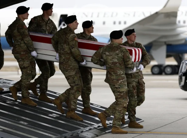 Kista við amerikonskum herfólki, sum lat lív í einum álopi í Kuvait (Mynd: EPA)