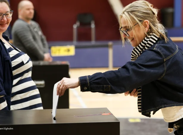 Hetta er fyrstu ferð, at løgtingsval er í Hoyvík, og huglagið í Hoyvíkshøllini tykist gott. Ymiskt bendir á, at vallutøkan verður góð (Mynd: Sverri Egholm)