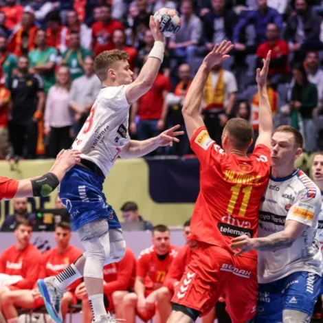 Óli Mittún og hinir jarðaðu Montenegro í EM-endaspælinum í januar. Talan kann tó serliga gerast um heilt øðrvísi útidysti í næstu undankapping (Mynd: Sverri Egholm)