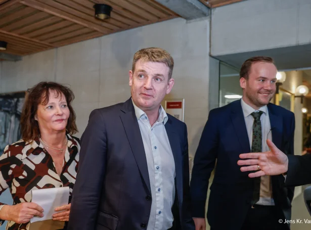 Aksel V. Johannsen eftir valið í gjár - bróðursonurin Beinir Johannesen bíðar í bakgrundini (Mynd: Sverri Egholm)