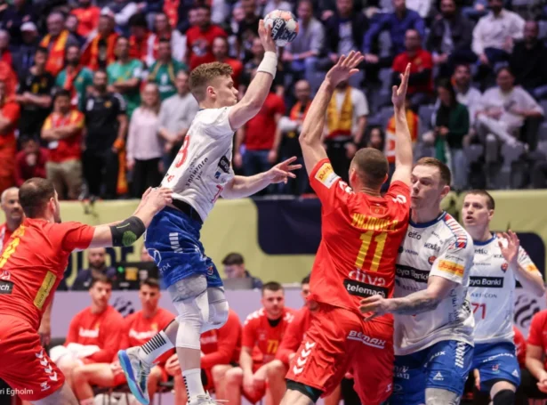 Óli Mittún og hinir jarðaðu Montenegro í EM-endaspælinum í januar. Talan kann tó serliga gerast um heilt øðrvísi útidysti í næstu undankapping (Mynd: Sverri Egholm)