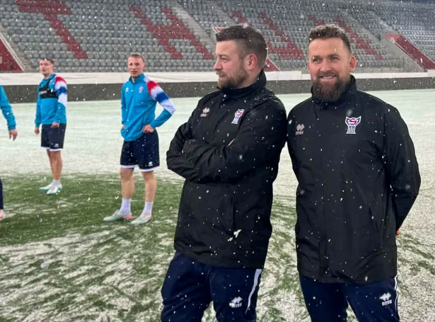 Ólavur Mikkelsen saman við kropsliga venjaranum hjá U21 landsliðnum, Allani Tungá til venjing á Stockhorn Arena - Mynd: Jan Falkenberg Jensen