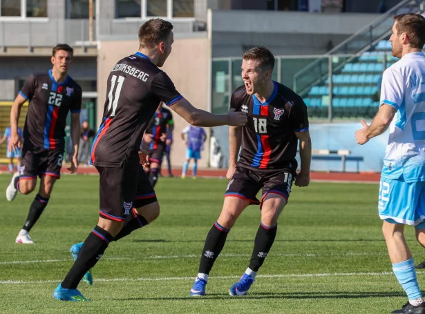 Petur Knudsen og Árni Frederiksberg fegnast, eftir at síðstnevndi hevur skorað sigursmálið í Serraville (Mynd: Hans Erik Danielsen/FSF)