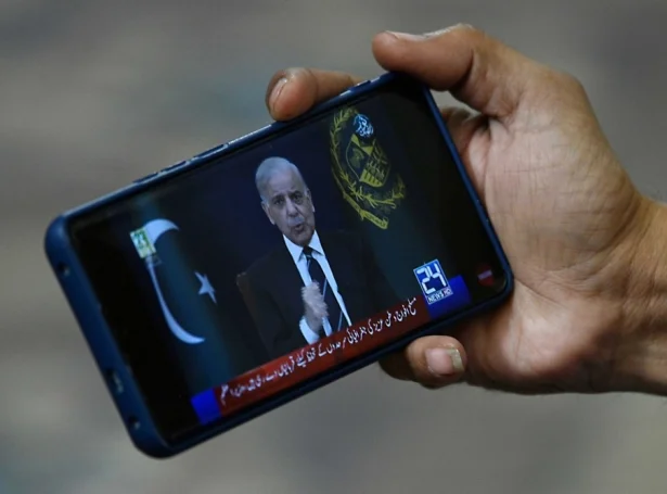 Shehbaz Sharif, forsætisráðharri í Pakistan heldur røðu í sjónvarpinum (Mynd: EPA)