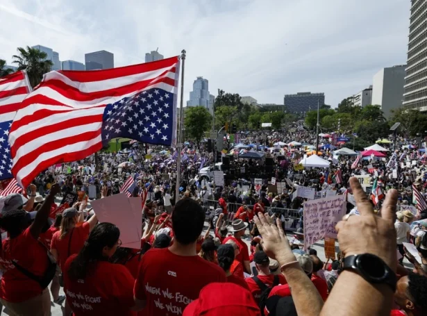 Mótmælisfólk í Los Angeles (Mynd: EPA)