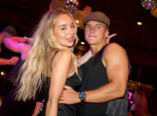 Teresa Ovenberg og Karl Weihe hava siglt millum skerini og eru framvegis gestir á hotellinum, nú farið verður undir finaluvikuna (Mynd: Viaplay)