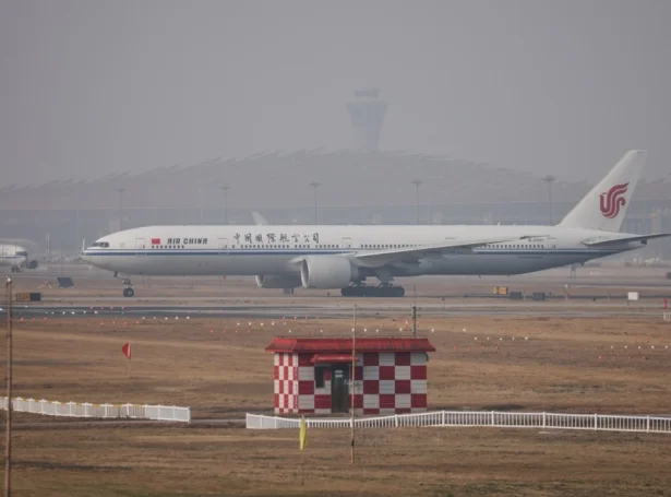 Flogfar hjá Air China lendir í Beijing (Mynd: EPA)