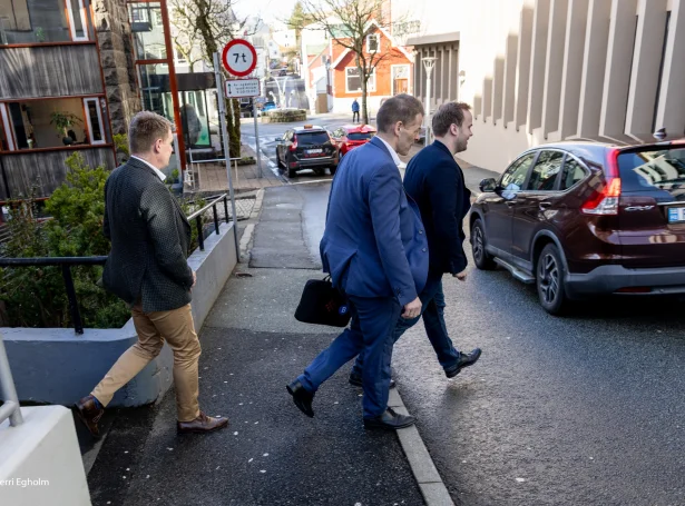 Fyrst tosaðu flokkarnir hvør sær, og klokkan tíggju fóru formenninir í Fólkaflokkinum, Sambandsflokkinum og Javnaðarflokkinum yvirum brekkuna og inn í hølini hjá Havnar Arbeiðarafelag. Har settu teir tríggir karmarnir fyri samráðingarnar (Mynd: Sverri Egholm)