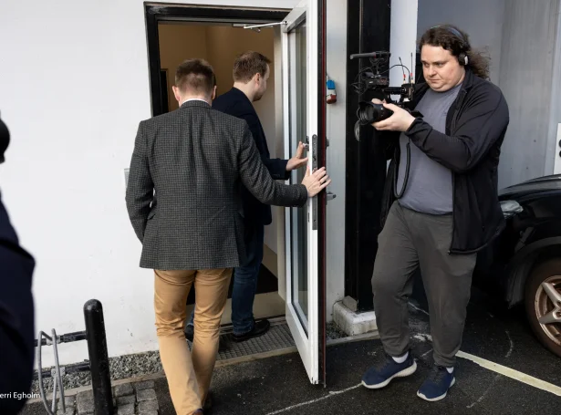 Tá formenninir fóru inn í hølini fyrrapartin. Har sita tey, sum ætla í samgongu saman, enn (Mynd: Sverri Egholm)