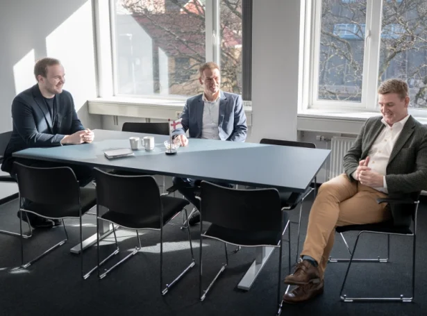 Teir tríggir floksformenninir í Fólkaflokkinum, Sambandsflokkinum og Javnaðarflokkinum (Mynd: Bjarni Árting Rubeksen / KvF)