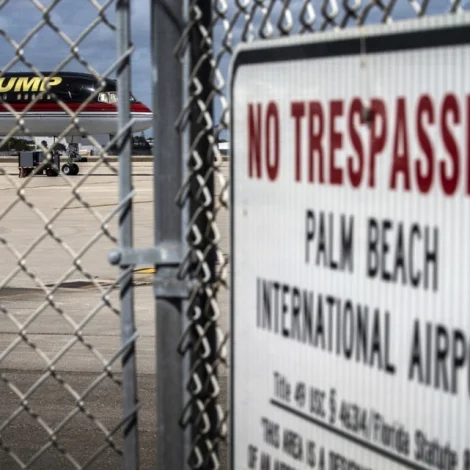 Trump fær floghavn kallaða upp eftir sær