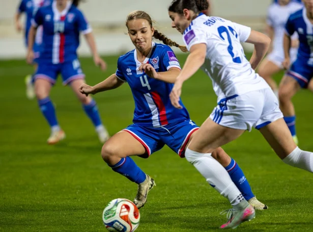 Teresa Jacobsen í dysti móti Grikkalandi fyrr í mánaðinum. Hon hevur fingið afturval á landsliðið (Mynd: Jóhanna Thomsen / FSF)