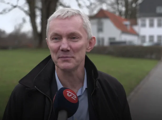 Sjúrður Skaale í samrøðu við TV2/Danmark framman fyri Marienborg (Skíggjamynd)