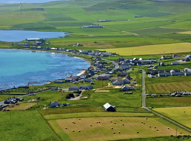 Pierowall, størsti býurin á Westray - uttan netsamband síðan 16. mars (Mynd: orkney.com)