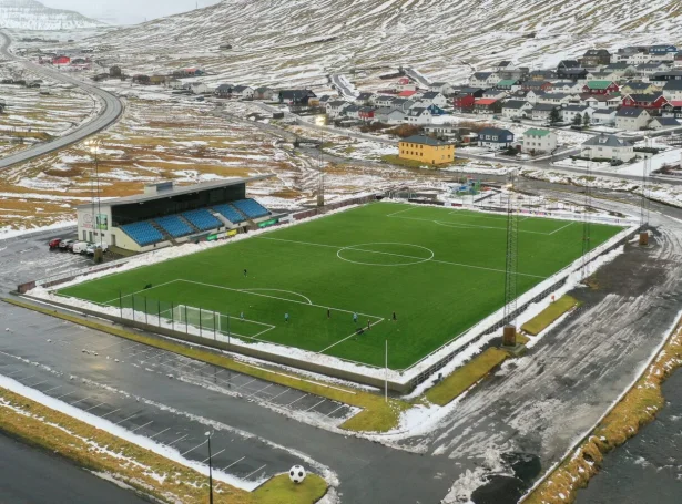 Víkingahúsið í Sarpugerði verður karmur um lutakastið til steypakappingarnar hjá bæði kvinnum og monnum (Mynd: Hans Erik Danielsen / FSF)