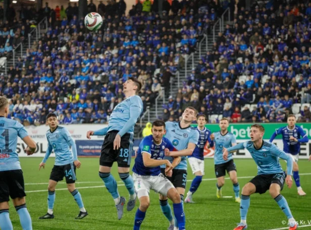 Frá steypafinaluni í fjør, sum KÍ vann 2-0 á Víkingi. Steypavinnararnir taka ímóti ÍF í áttandapartsfinalunum um tvær vikur - Víkingur fær vitjan av AB (Mynd: Jens Kr. Vang)