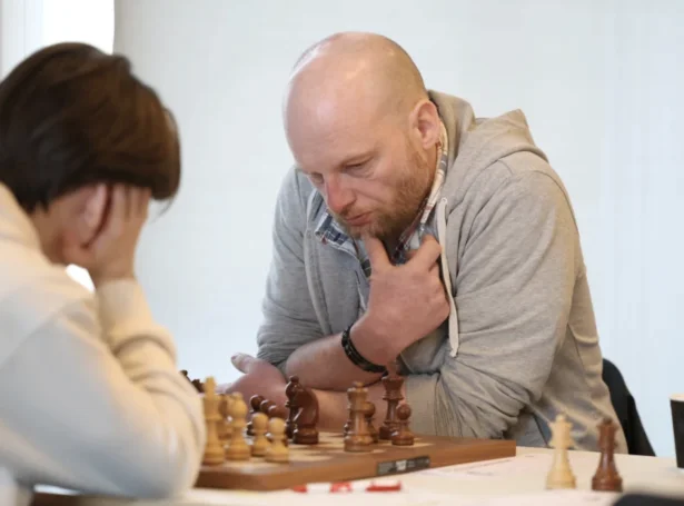 Hans Kristian Simonsen - hevur tikið øll á bóli. Hevur fult stigatal eftir fimm umfør. Í dag møtir hann favorittinum Høgna Egilstoft Nielsen (Mynd: jn.fo)