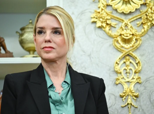 Pam Bondi hevur verið amerikanskur løgmálaráðharri seinasta árið (Mynd: EPA)