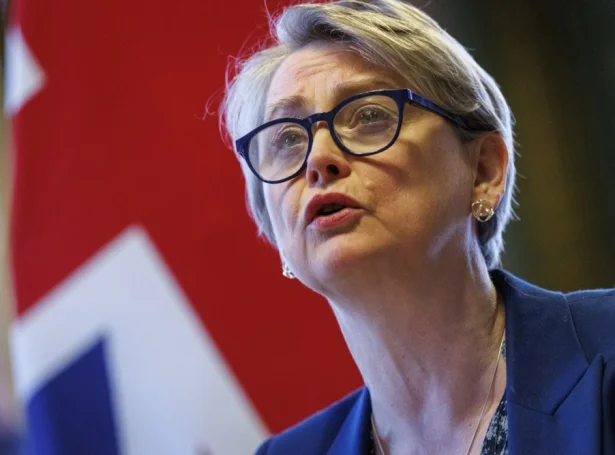 Yvette Cooper, bretskur uttanríkismálaráðharri skipaði í gjár fyri talgildum fundi um støðuna í Hormuzsundinum (Mynd: EPA)