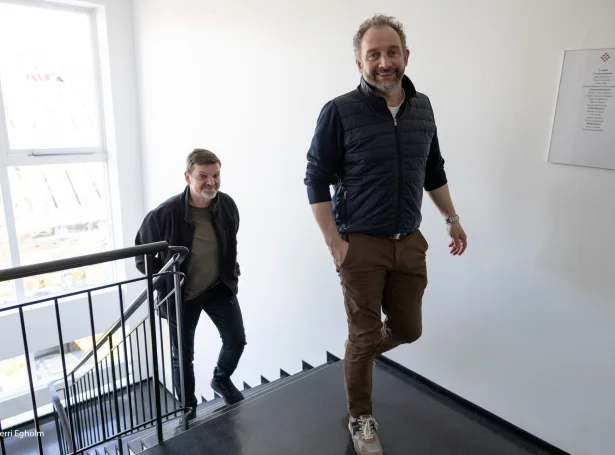 Gott lag á fólkafloksmonnum. Ivamálini munnu vera størri um, hvussu fólk í og kring aðrar flokkar síggja eina møguliga semju. Sambært samráðingarleiðaranum er eitt útkast til samgonguskjal nærum til reiðar (Mynd: Sverri Egholm)