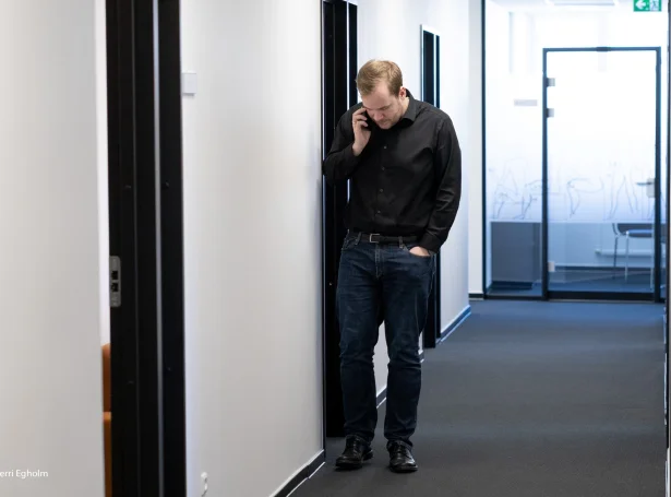 Beinir Johannesen er tann einasti, sum tosar alment. Formaðurin í Fólkaflokkinum ger sær ómak við at svara stutt og at siga so lítið ítøkiligt sum gjørligt (Mynd: Sverri Egholm)