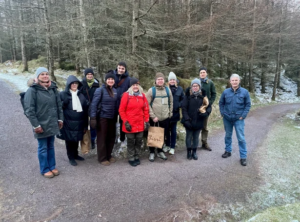Embætisfólkabólkurin EK-FJLS (Jordbrug og Skovbrug) á kunningarferð í viðarlundini í Gundadali 25. mars