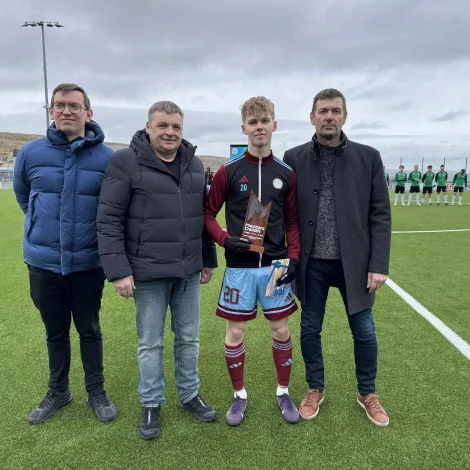 Sjúrður Henriksen heiðraður sum besti spælari í deildini í mars - stutt seinni skoraði hann fyri AB (Mynd: Argja Bóltfelag)