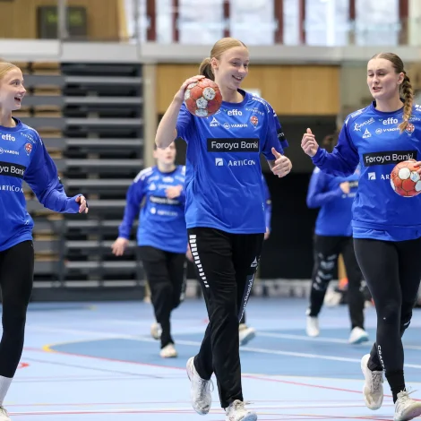 Føroyski hópurin er hin sami sum til dystirnar móti Portugal í mars. Tá vunnu liðini hvør sín dyst. Føroyar kundu annars fingið EM-plássið í hús við sigri í seinna dystinum (Mynd: Sverri Egholm)