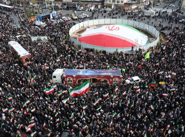 Túsundatals iranar savnast í sambandi við jarðarferð hjá embætisfólki, sum hevur latið lív undir krígnum (Mynd: EPA)