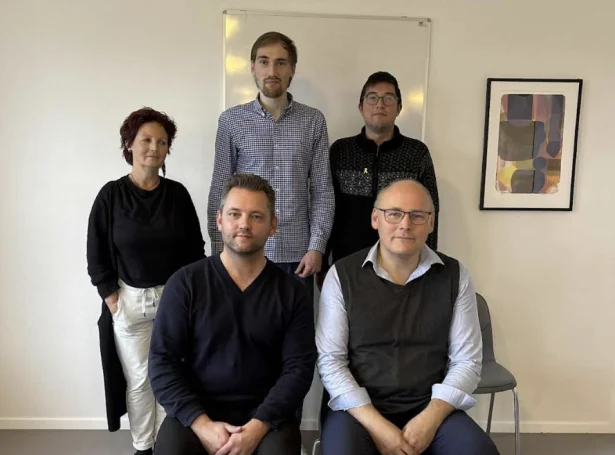 Í nevndini fyri Føroyingar fyri friði eru Henrik Weihe Joensen, forfólk, Ken Lindenskov Olsen, næstforfólk, Friðrika Mortensen Kristiansen, nevndarlimur, Petur Asano, nevndarlimur, og Ólavur Weihe Joensen, skrivari (Mynd: Føroyingar fyri friði)