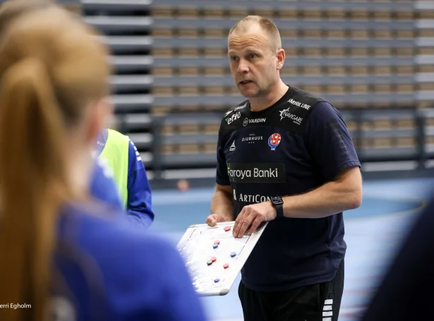 Tað var ógvuliga jaligt at síggja hesa framgongd, og tað eydnaðist eisini at skapa møguleikar við nógvum samansetingum, sigur Claus Mogensen millum annað við Portalin um dystirnar móti Eysturríki - týðandi partur av føroysku EM-fyrireikingunum (Savnsmynd: Sverri Egholm)