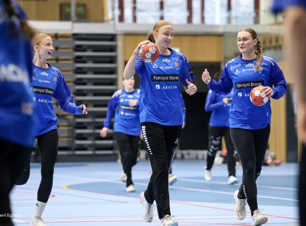 Føroyski hópurin er hin sami sum til dystirnar móti Portugal í mars. Tá vunnu liðini hvør sín dyst. Føroyar kundu annars fingið EM-plássið í hús við sigri í seinna dystinum (Mynd: Sverri Egholm)