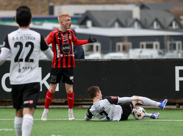 HB fekk í ov lítlan mun fekk tamarhald á spælinum, og vantaði hugflog og góðsku - hóast støður vóru serliga stutt fyri steðgin. Dysturin lá til B68 (Savnsmynd: Sverri Egholm)