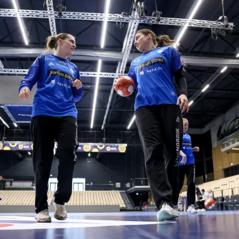 Gylta Djurhuus á Neystabø, sum hevur vant við seinastu dagarnar vegna sjúku hjá Anniku Petersen. Her saman við Rakul Wardum (Mynd: Sverri Egholm)