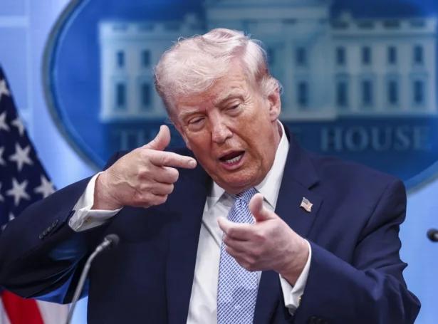 Donald Trump á tíðindafundinum í gjárkvøldið (Mynd: EPA)