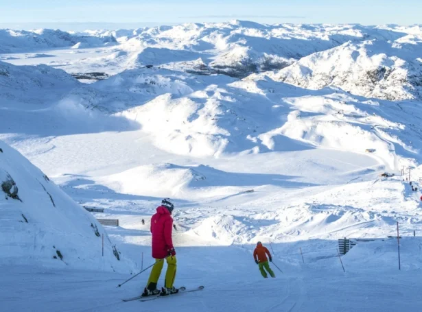 Hemsedal er eitt vælumtókt frítíðarstað fyri skíðakarar. Skalvalopið hendi í fjøllunum nakað norðan fyri kendu skíðbrekkurnar (Savnsmynd: EPA)