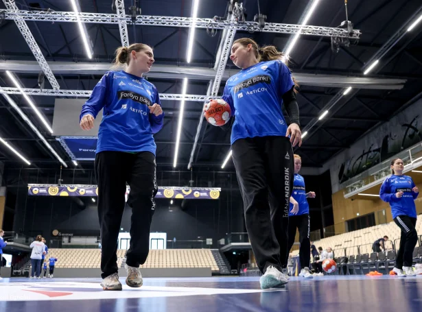 Gylta Djurhuus á Neystabø, sum hevur vant við seinastu dagarnar vegna sjúku hjá Anniku Petersen. Her saman við Rakul Wardum (Mynd: Sverri Egholm)