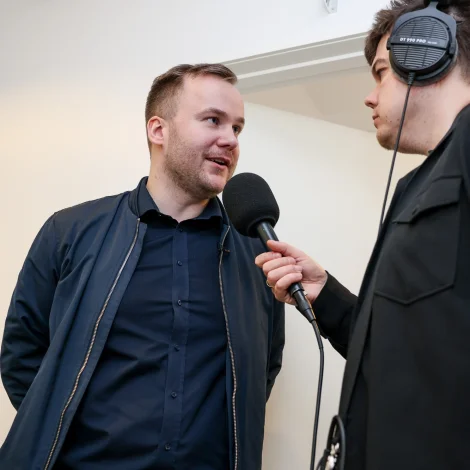 FM1 sendir frá tíðindafundinum klokkan 11