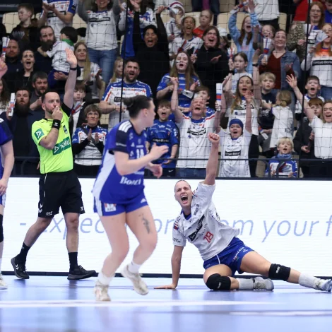 Pernille Brandenborg vísti vegin - millum annað tá hon her hevði skorað til 18-16 beint fyri steðgin við at kasta seg eftir returbólti (Mynd: Sverri Egholm)