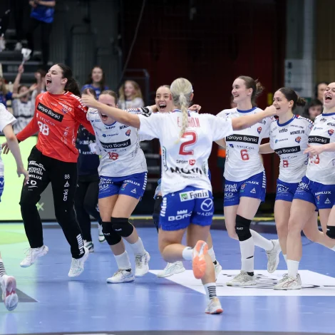 Føroysku kvinnurnar kundu av álvara fegnast um 35-30 sigurin á Íslandi í gjár Men tá var EM-plássið ikki við 100 prosent vissu í hús (Mynd: Sverri Egholm)